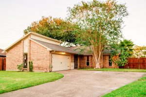 6043 Bear Track Ln, Pasadena, TX 77505