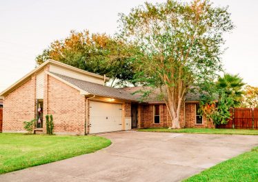 6043 Bear Track Ln, Pasadena, TX 77505